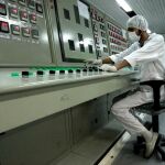 Un técnico iraní en una instalación nuclear en la ciudad de Isfahan, Iran, a 410 kilómetros al sur de Teherán/Ap