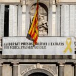 La fachada de la Generalitat con el lazo amarillo