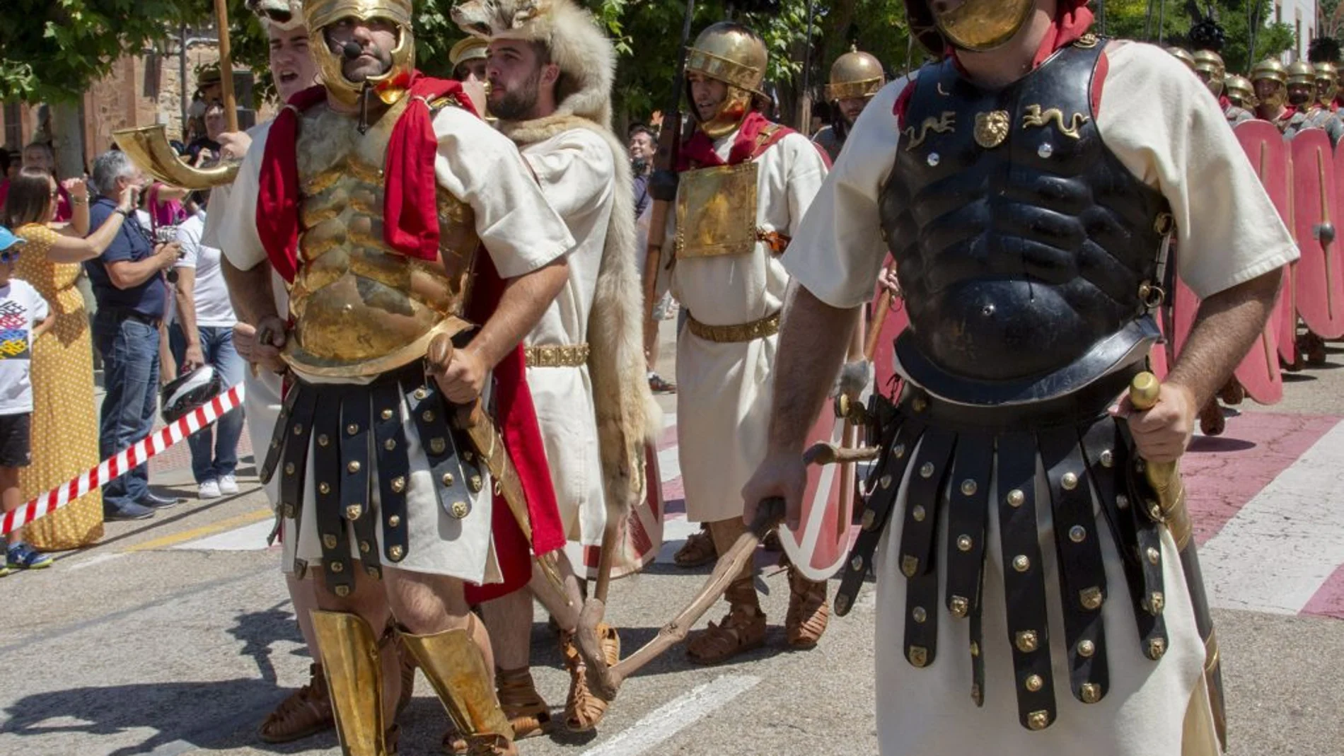 Desfile de tropas numantinas y romanas y del Grupo Invitado A Catronela, Friol (Lugo), por las calles de Garray (Soria)