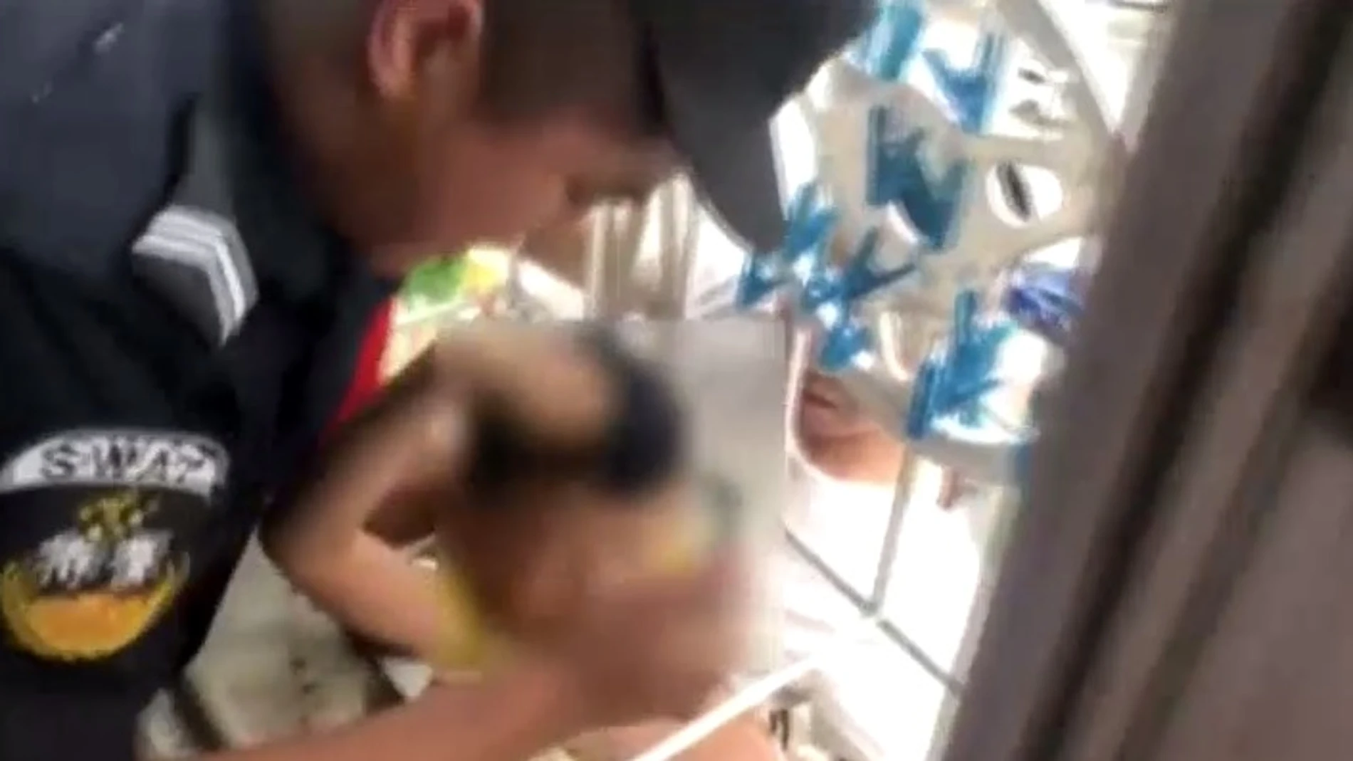 Un niño de 6 años atrapado durante 6 horas entre las rejas de un balcón