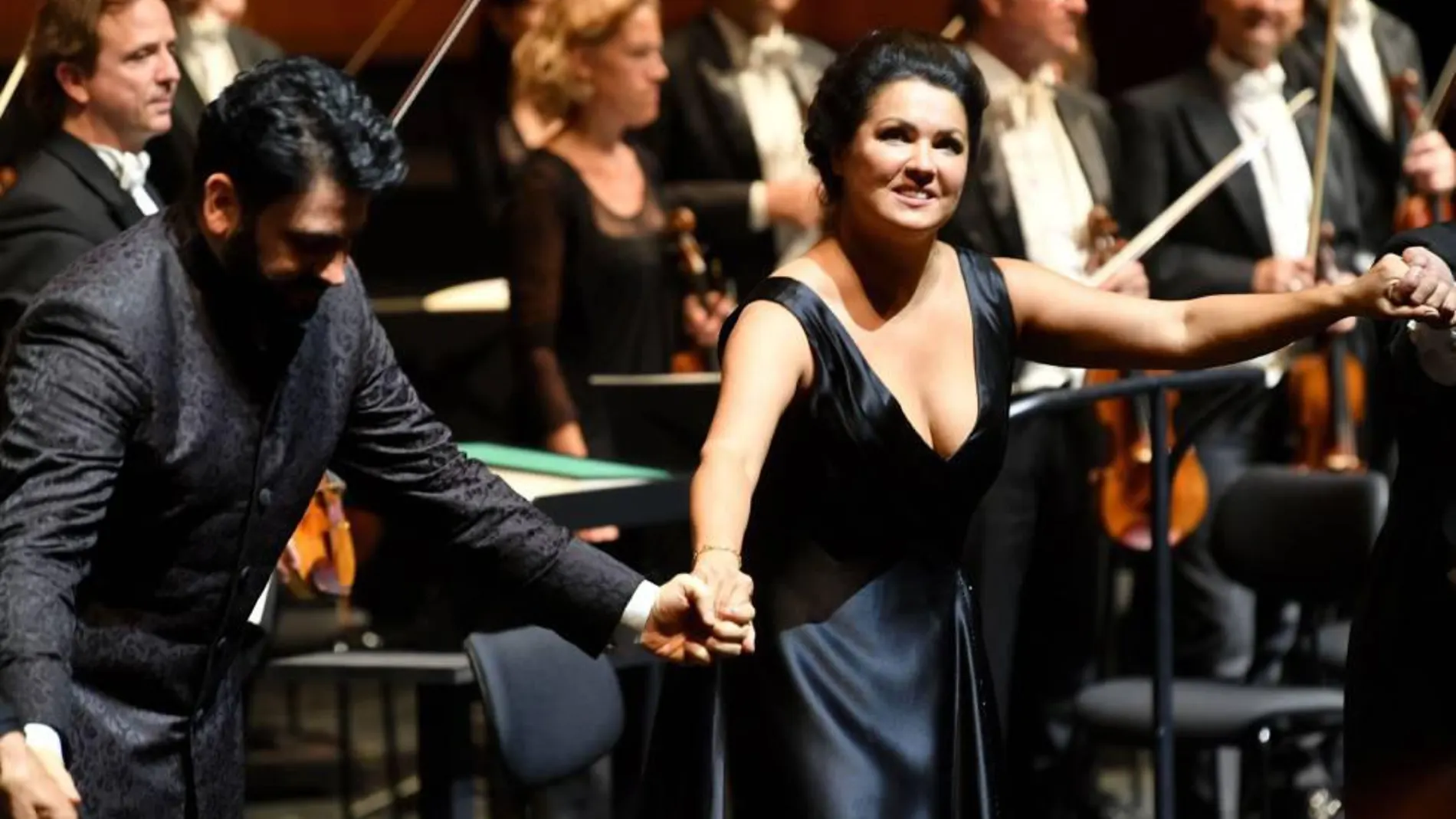 Anna Netrebko, saludando al final de "Adriana Lecouvreur", de Cilea, en Salzburgo, junto a su esposo, el tenor Yusy Eyvazov