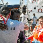 Unos 300 inmigrantes a bordo del «Aquarius» llegaron en junio de 2018 al puerto de Valencia / Efe