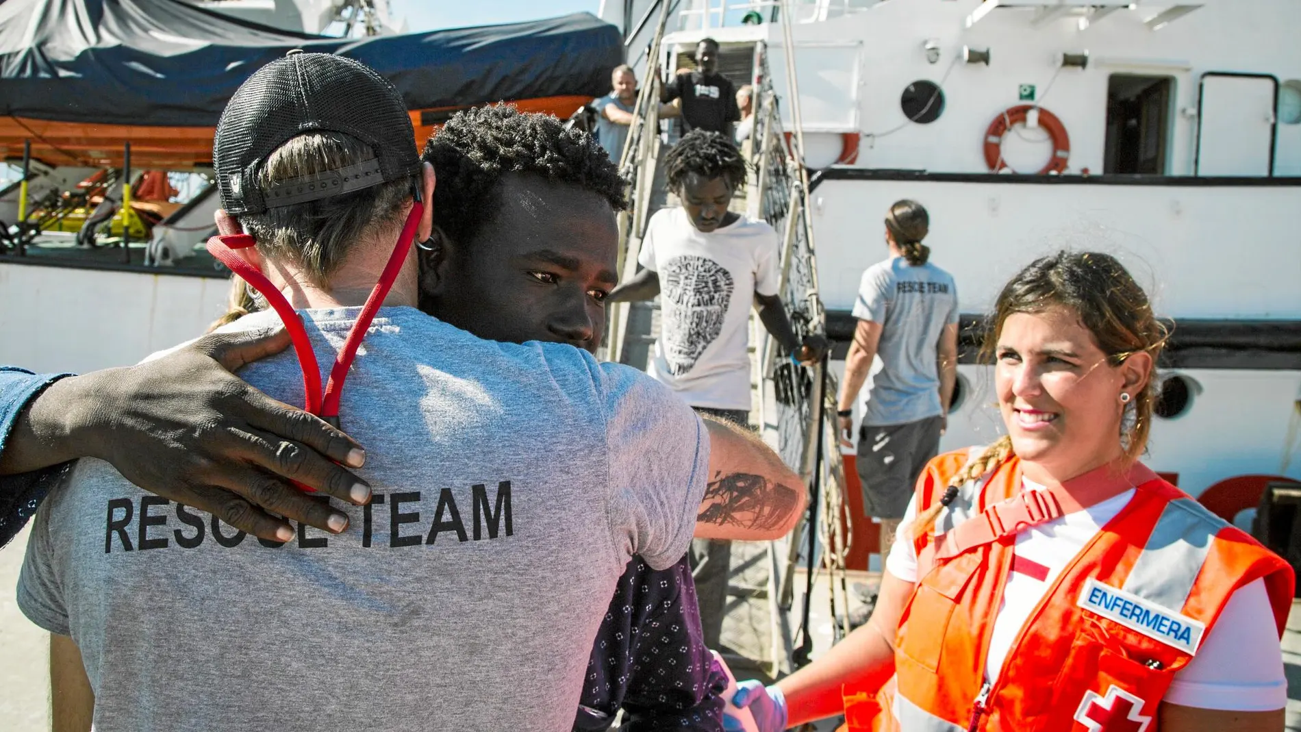 Unos 300 inmigrantes a bordo del «Aquarius» llegaron en junio de 2018 al puerto de Valencia / Efe