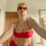 Tania Llasera posa en bikini en Instagram orgullosa de sus kilos de más