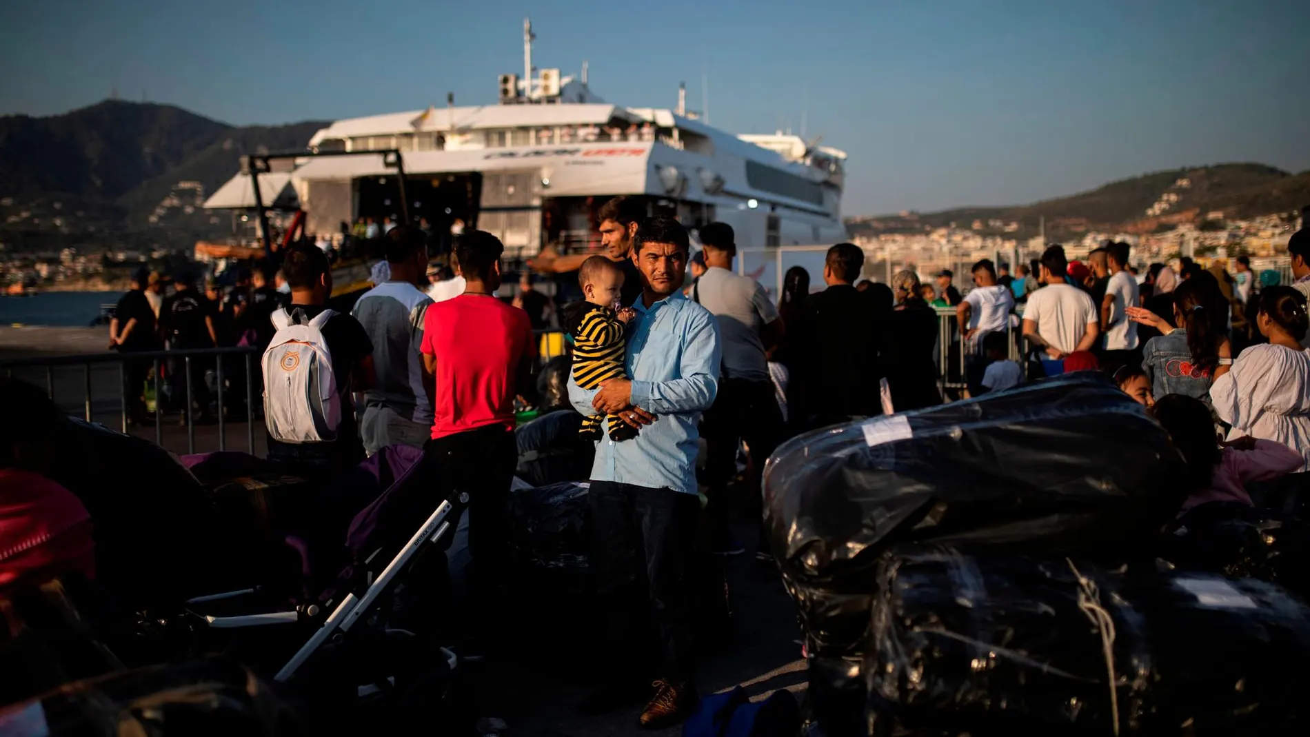Migrantes afganos esperan para embarcar en Mytilene, en la isla de Lesbos, rumbo al continente/Reuters