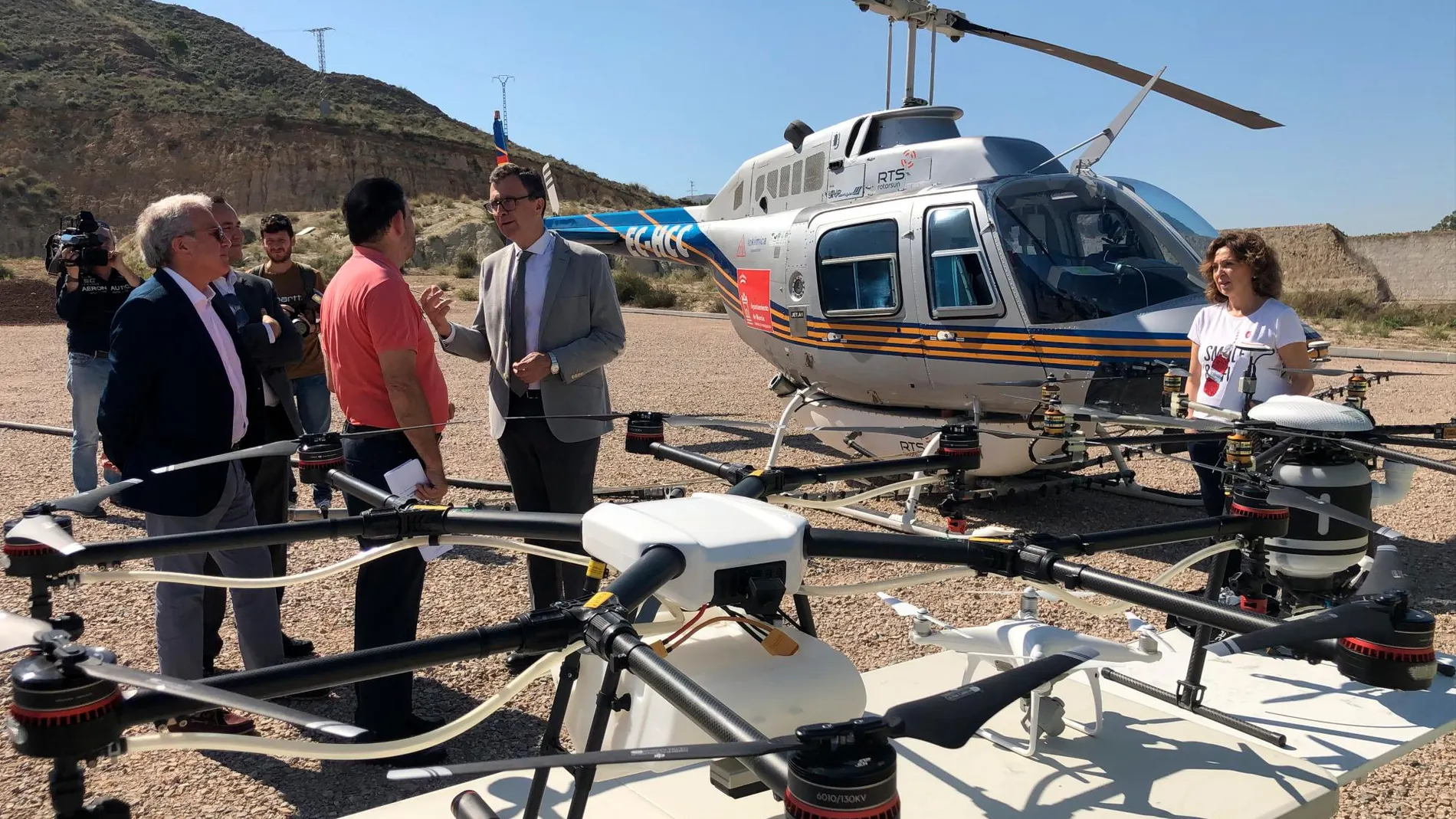 El alcalde de Murcia, José Ballesta, durante su visita a la zona en la que trabaja el helicóptero para acabar con las plagas de mosquito tigre
