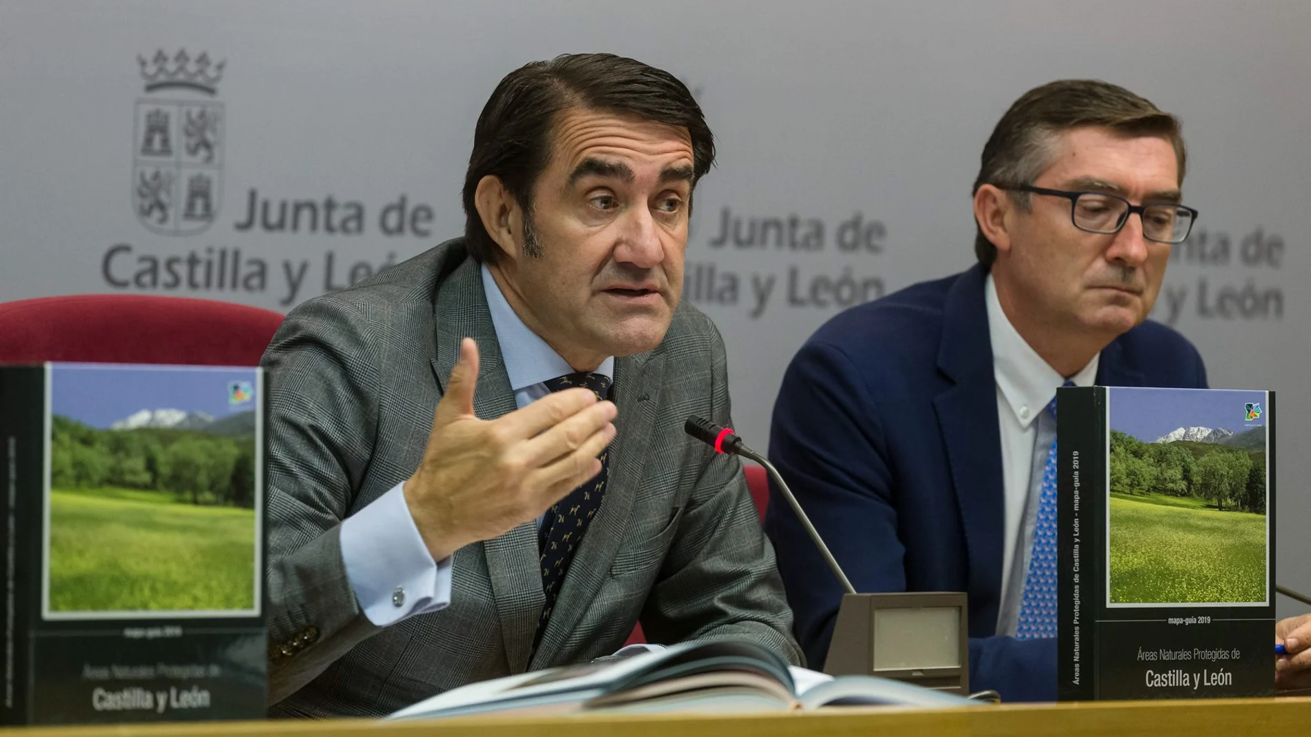El consejero Juan Carlos Suárez-Quiñones presenta el Libro Mapa-Guía 2019 Áreas Naturales Protegidas de Castilla y León