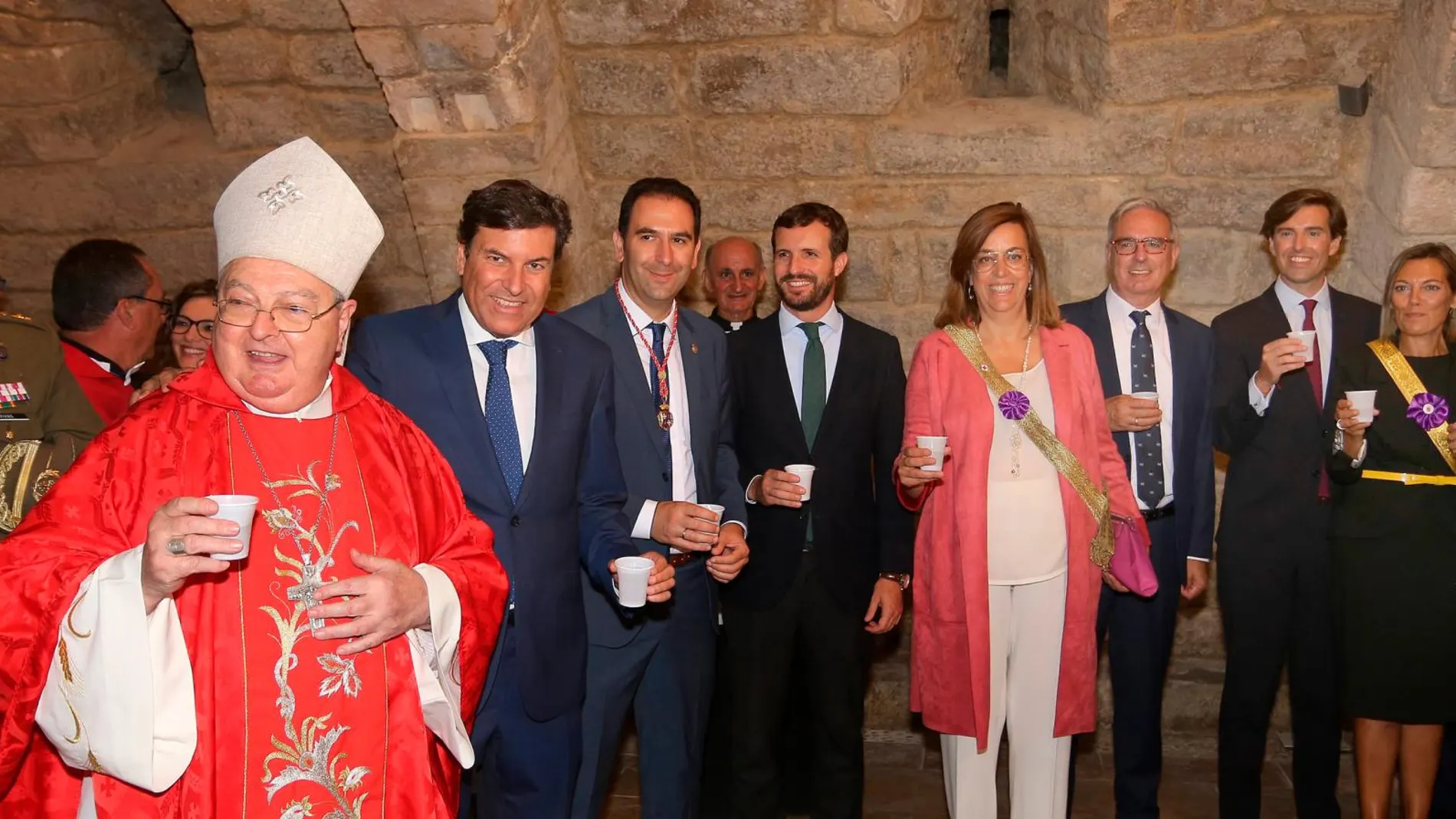 Pablo Casado en su visita Palencia con motivo de las fiestas de San Antolín, tras la misa en honor al patrón de la ciudad, beben agua en la cripta de la catedral, en compañía de Ángeles Armisén, Mario Simón, Carlos Fernández Carriedo, Isabel García Tejerina o el general José Rivas, entre otros