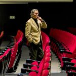 Arturo Fernández entre las butacas del teatro Amaya, el lugar donde se sentía tan a gusto como el público con él. Foto: Alberto R. Roldán