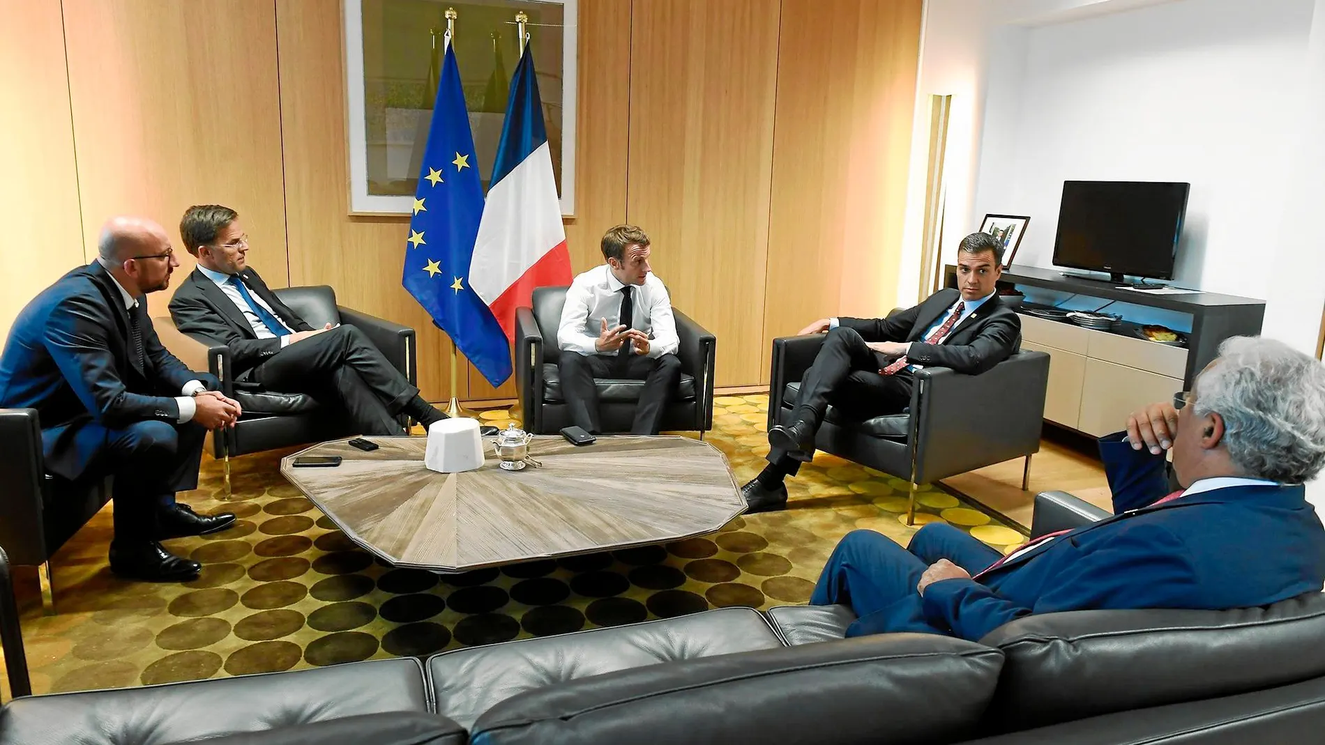 Imagen facilitada por Moncloa de Sánchez, Macron, Rutte y Costa que plasma la alianza de los líderes liberales y socialdemócratas en esta legislatura