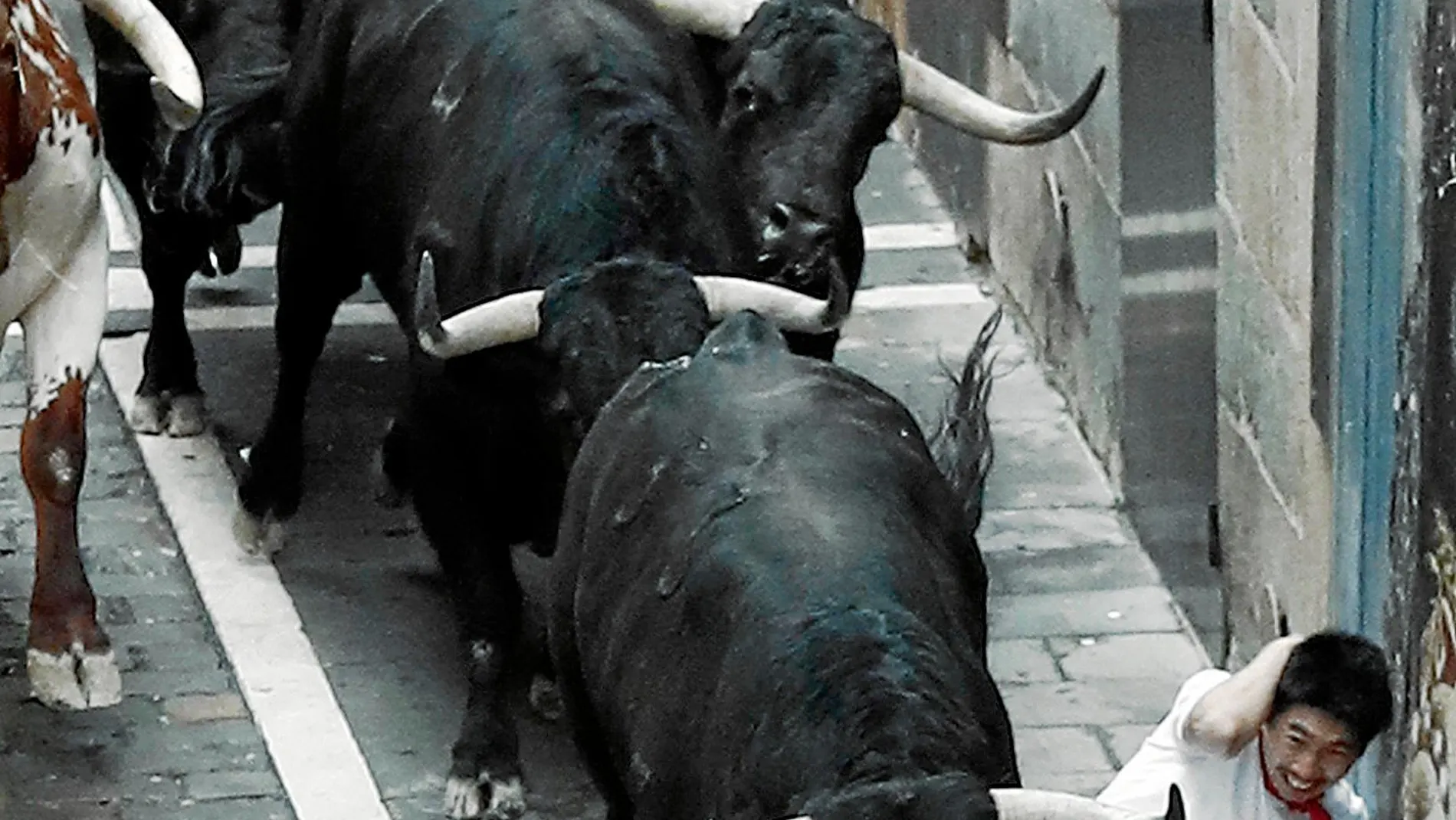 Pasaje del primer encierro de la Feria de San Fermín con los toros de El Puerto de San Lorenzo. Foto: Efe