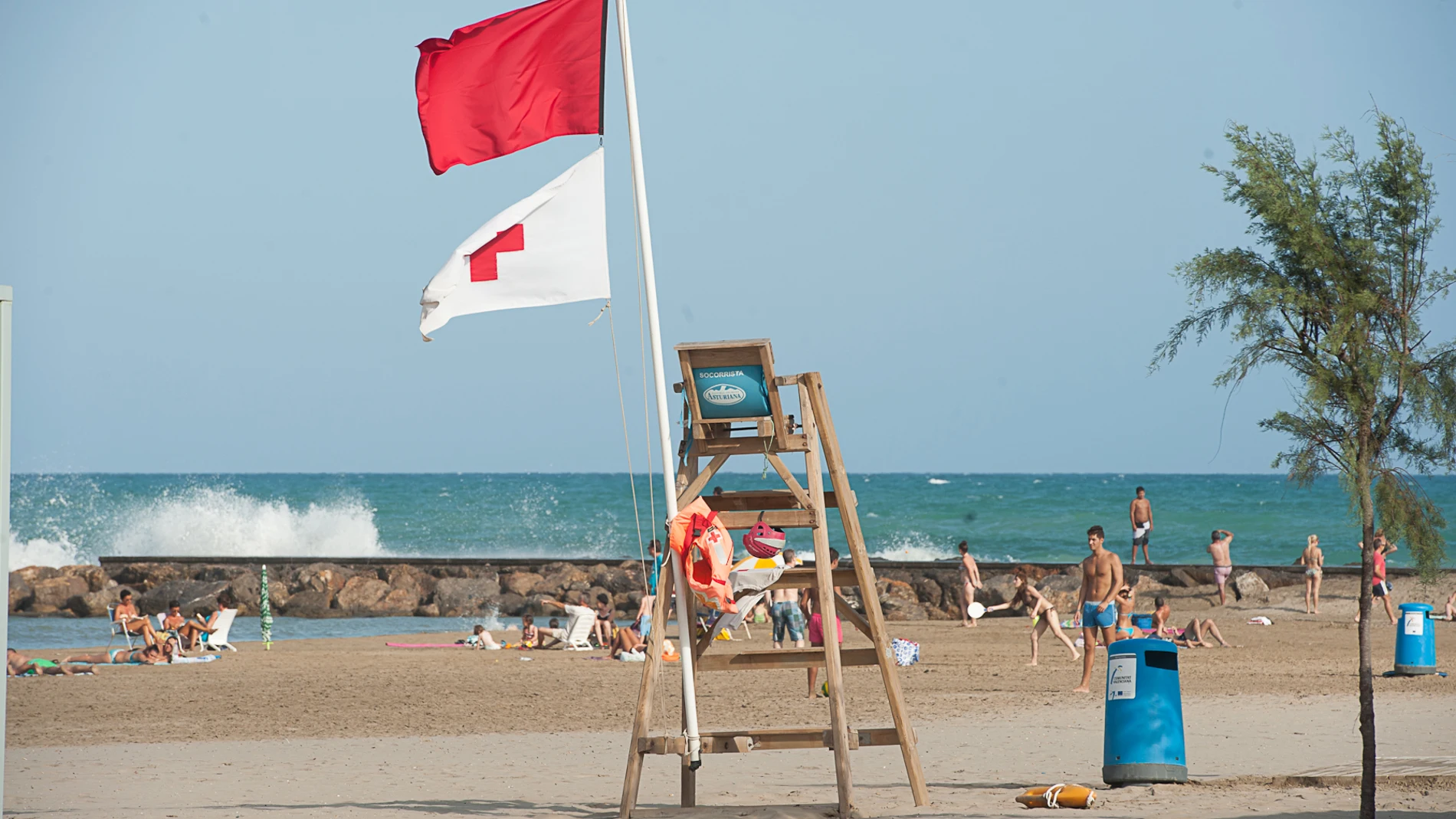 El Plan Copla iza 12 banderas rojas y 18 amarillas en las playas
