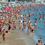 Bañistas disfrutan de la costa valenciana