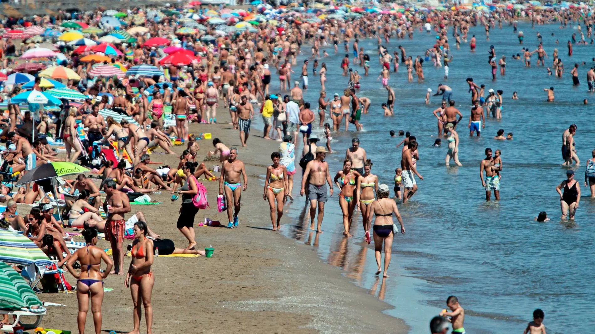 Bañistas disfrutan de la costa valenciana