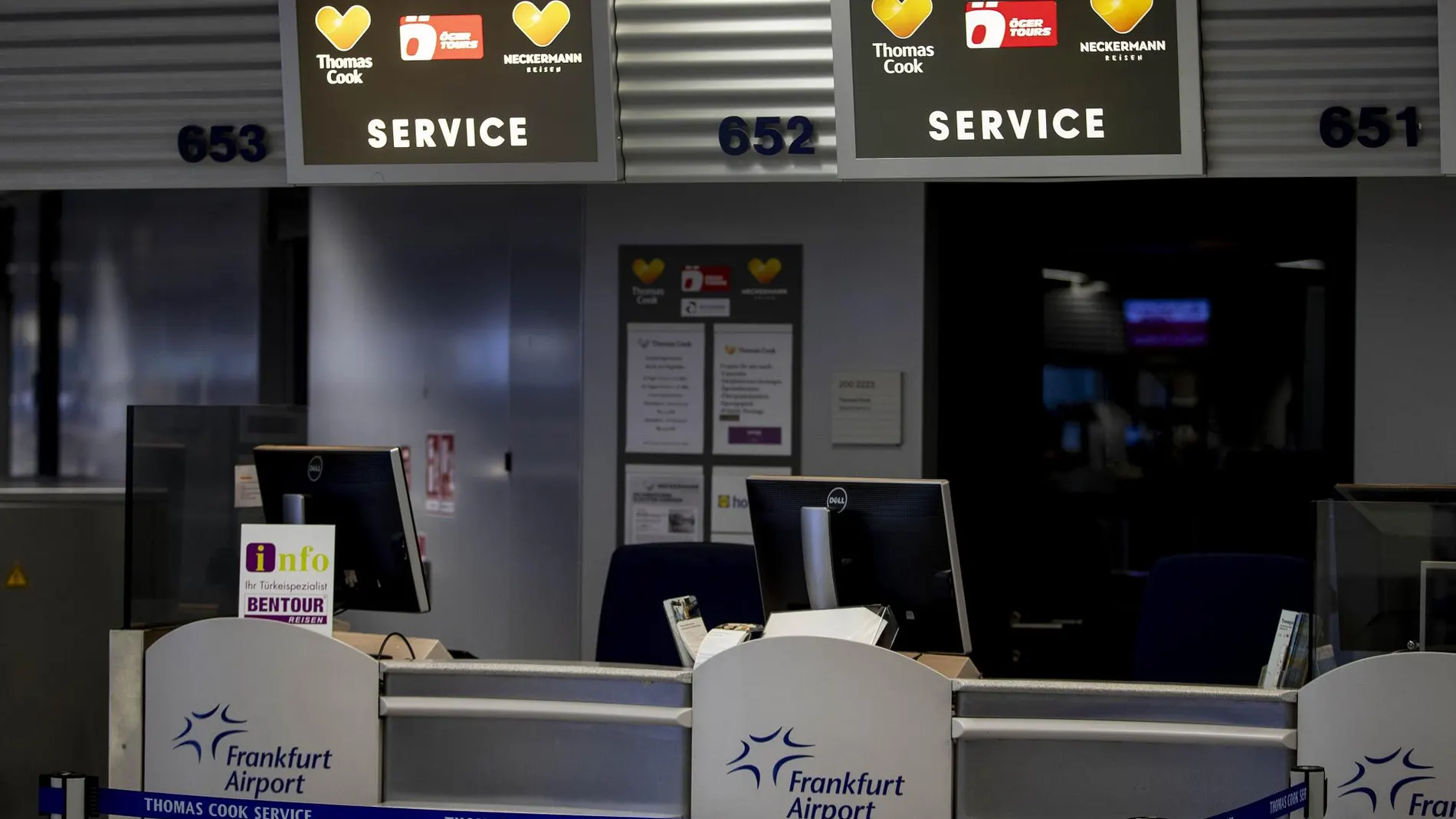 Uno de los puestos de Thomas Cook en el aeropuerto de Fráncfort ayer, sin actividad