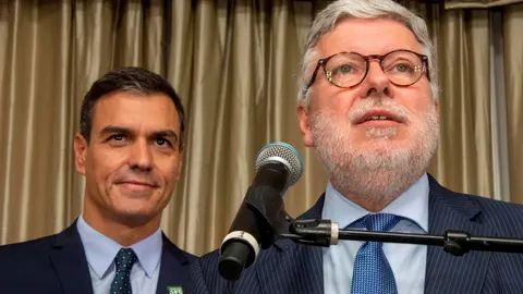 El presidente del Gobierno español, Pedro Sánchez (i), y el embajador de España ante las Naciones Unidas, Agustín Santos (d)