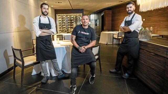 En el centro de la imagen, Aurelio Morales. El equipo de sala que ha formado Paco Patón está liderado por el maître Yassine Khazzari y el sumiller Jacinto Domenech