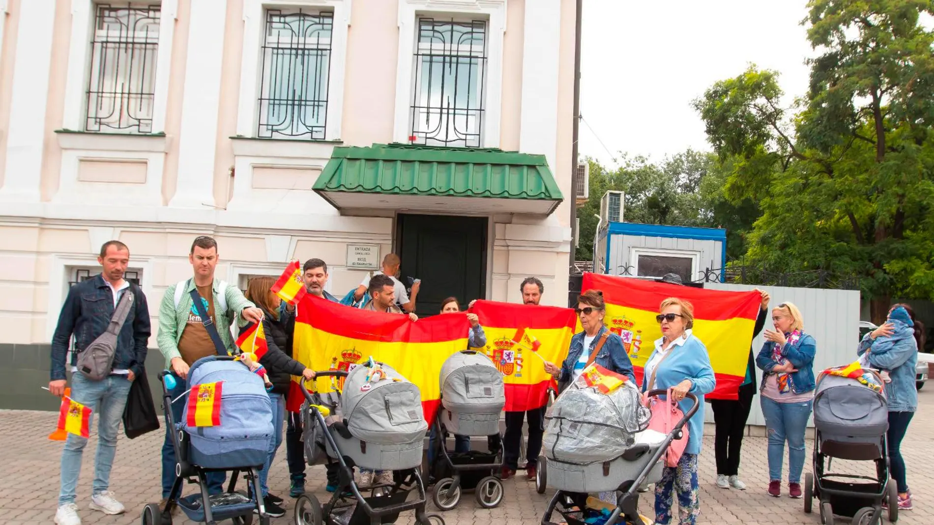 Las familias atrapadas en Kiev se han concentrado hoy en las puertas del Consulado de España