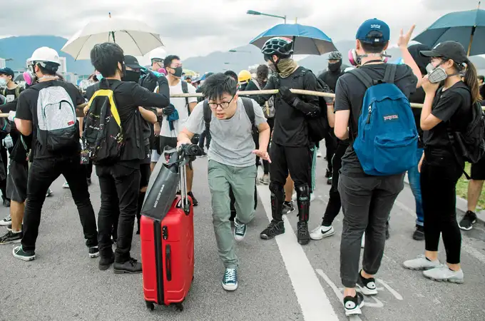 Los manifestantes de Hong Kong bloquean el acceso al aeropuerto
