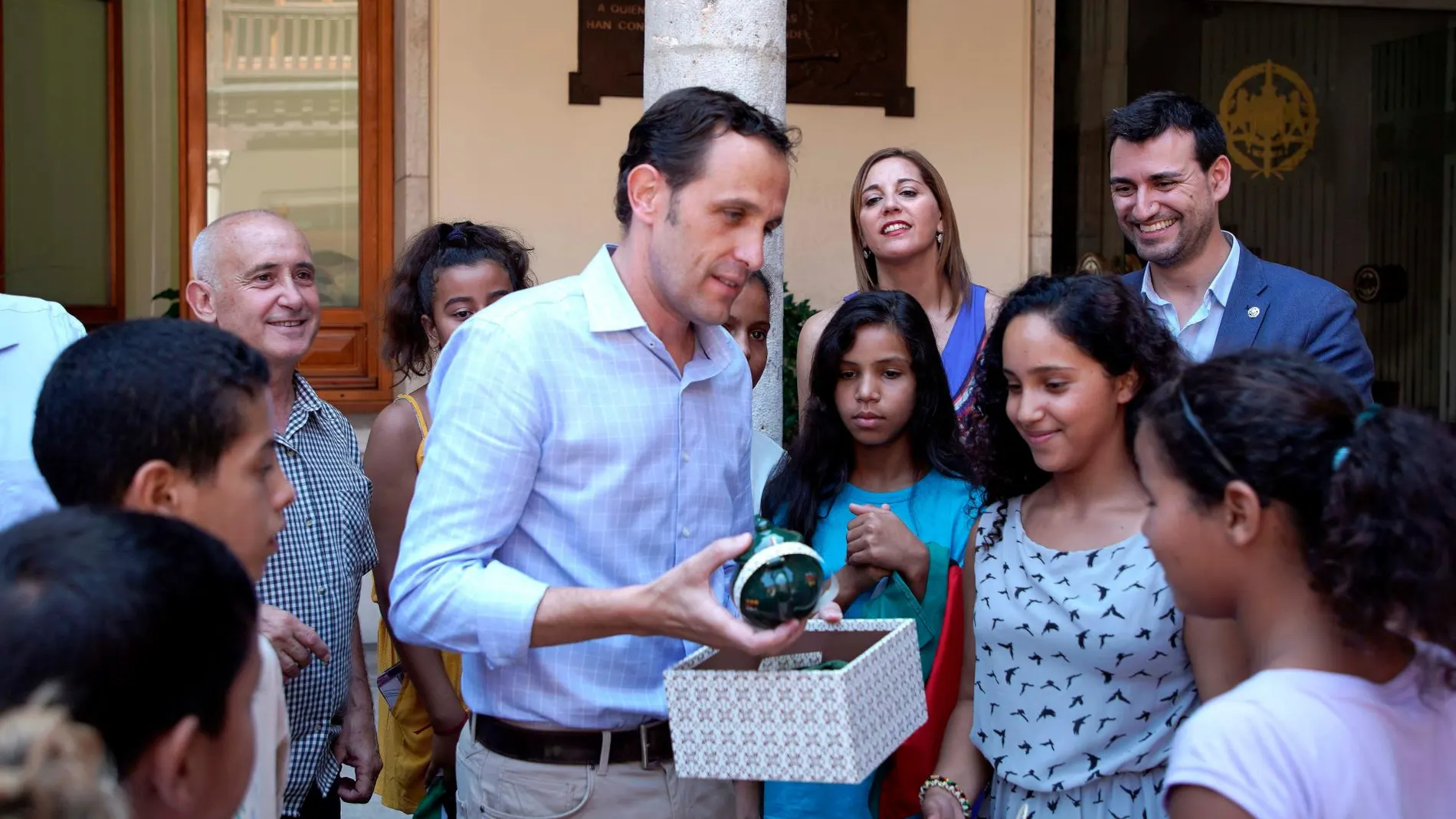 El presidente de la Diputación de Valladolid, Conrado Íscar, participa en la recepción de bienvenida a los niños saharauis