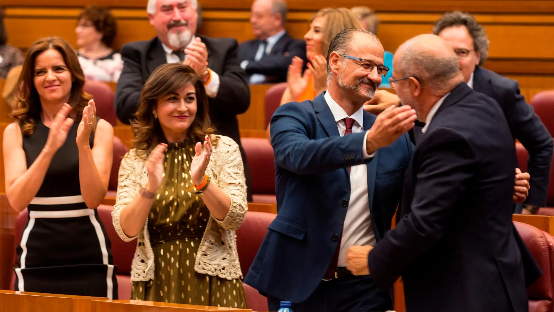 Igea felicita al nuevo presidente de las Cortes, Luis Fuentes, en presencia de Marta Sanz, Ana Carlota Amigo y José Ignacio Delgado
