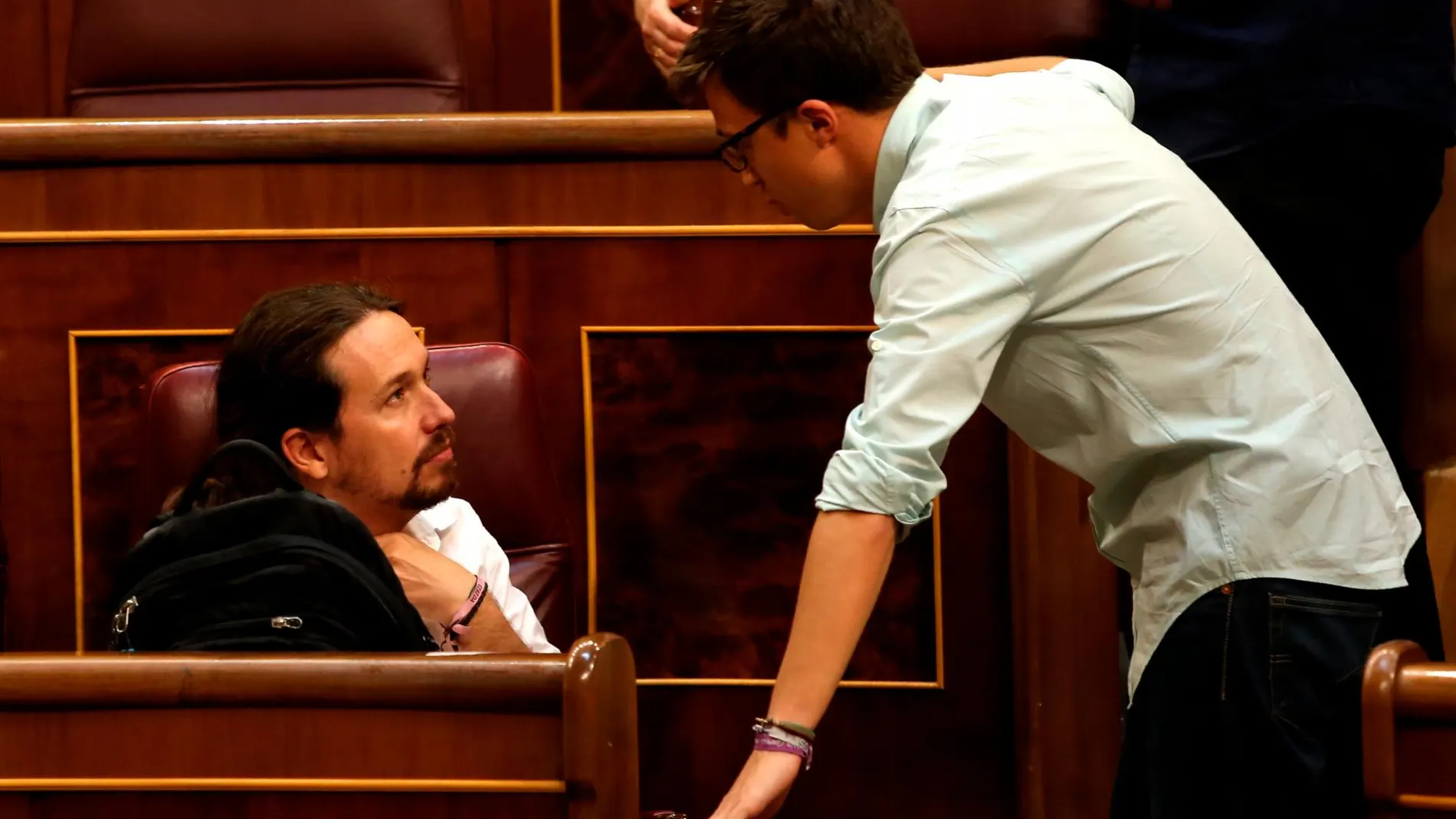 Íñigo Errejón hablando con Pablo Iglesias en el Congreso en una imagen de archivo