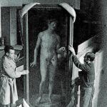 Los trabajadores proceden a embalar una de las obras del Prado durante la contienda de 1936