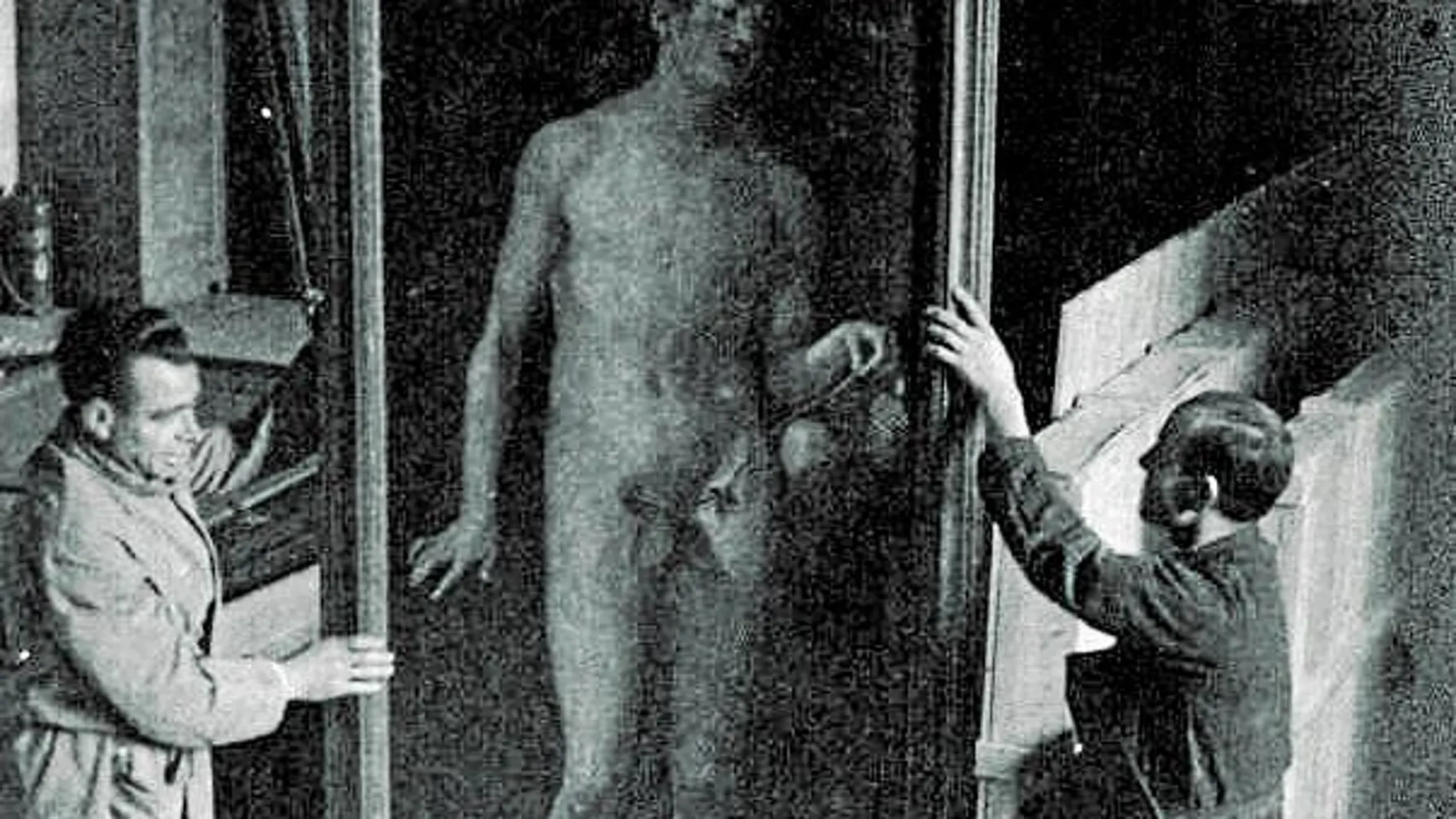 Los trabajadores proceden a embalar una de las obras del Prado durante la contienda de 1936