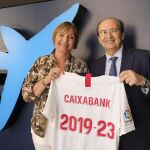 Chus Catalá, directora territorial de CaixaBank en Andalucía Occidental, y José Castro, presidente del Sevilla Fútbol Club / La Razón