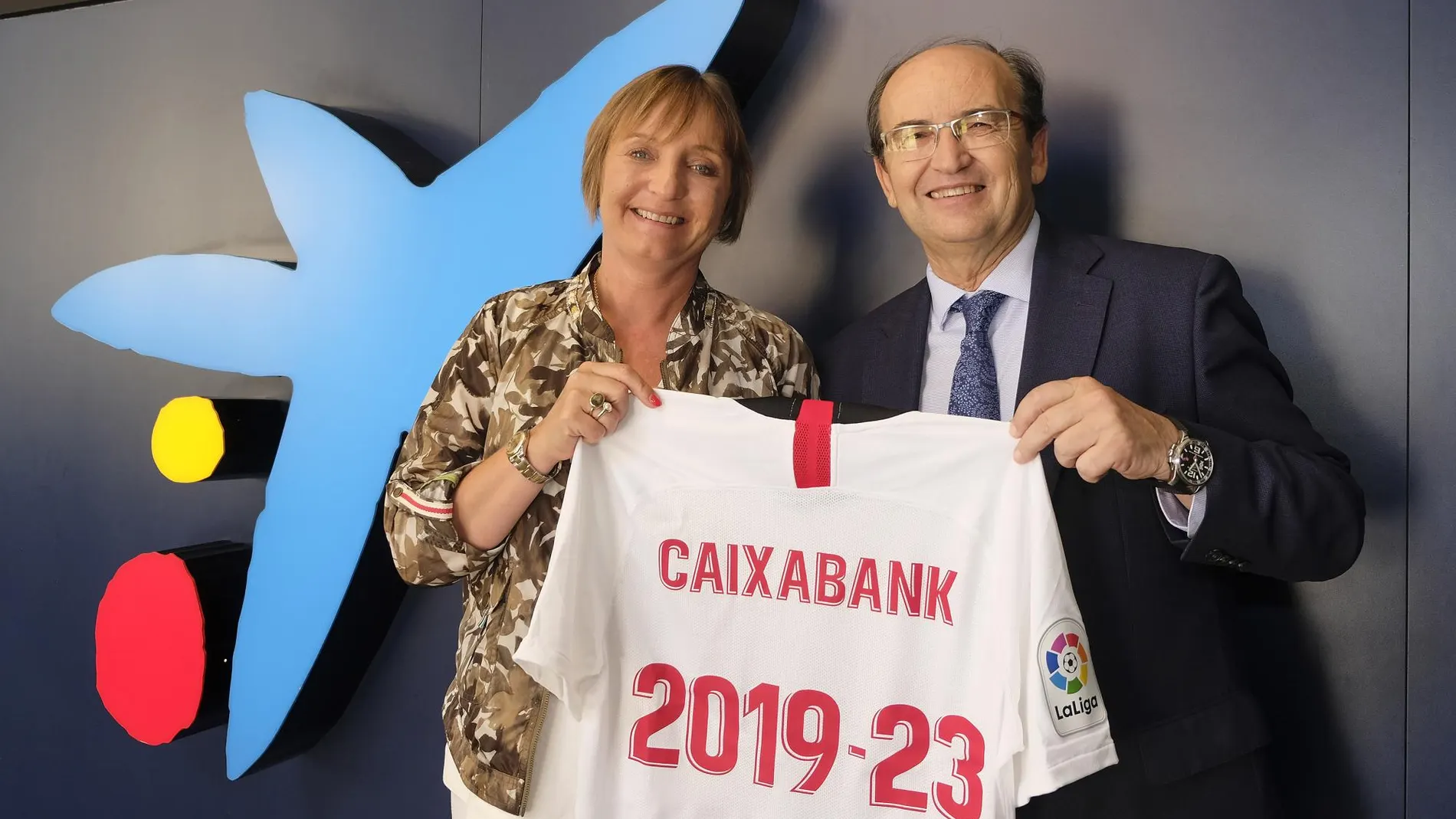 Chus Catalá, directora territorial de CaixaBank en Andalucía Occidental, y José Castro, presidente del Sevilla Fútbol Club / La Razón