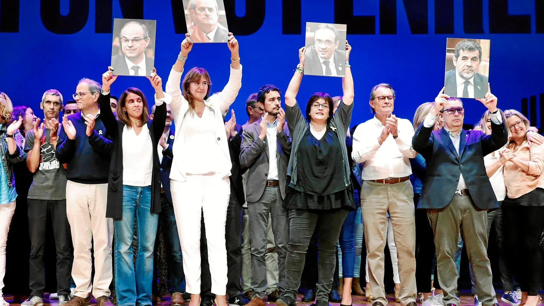 El president de la Generalitat Quim Torra, la diputada de JxCAT, Laura Borrás, junto al ex president Artur Mas, ayer en un acto de precampaña en Tarrasa bajo el lema «Contra la sentencia, independencia»