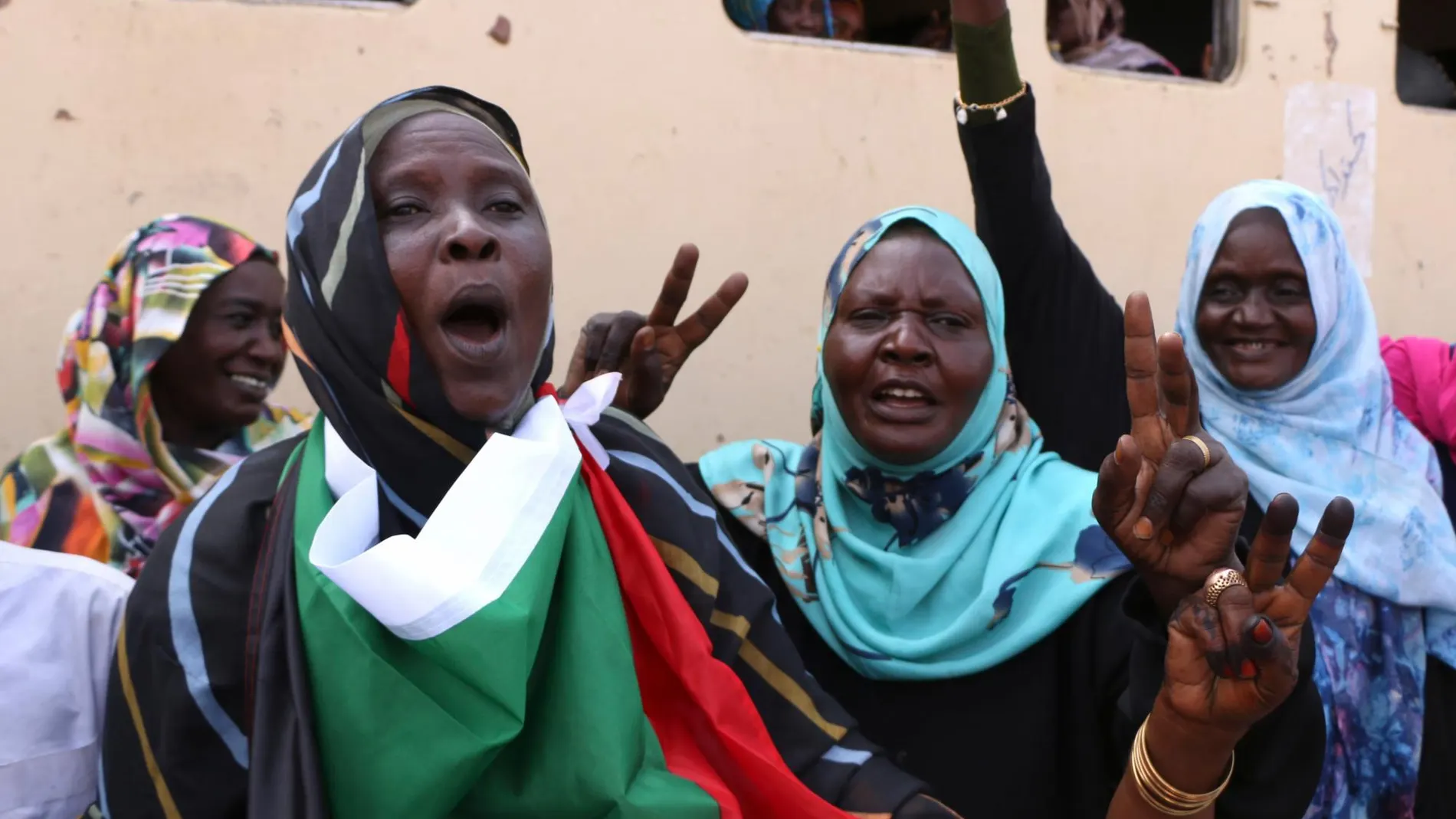 Varias mujeres celebran en Jartum el acuerdo alcanzado entre la oposición y el Ejército