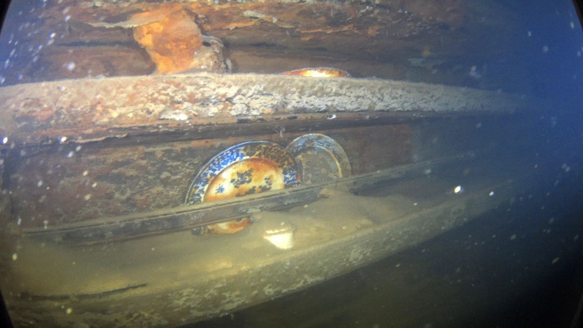 Fotografía cedida por el servicio de Parques de Canadá donde se muestran unos platos y otros artefactos en estantes al lado de una mesa de comedor en el interior del navío HMS Terror