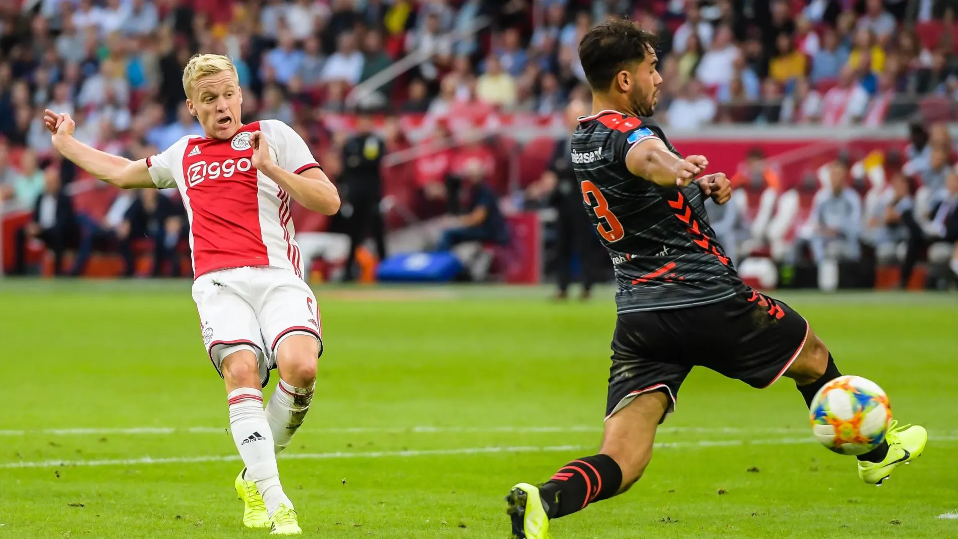 Van de Beek marcó en su último partido con el Ajax