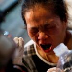 Una mujer sufre los efectos de los gases locrimógenes durante una manifestación en Hong Kong/Reuters