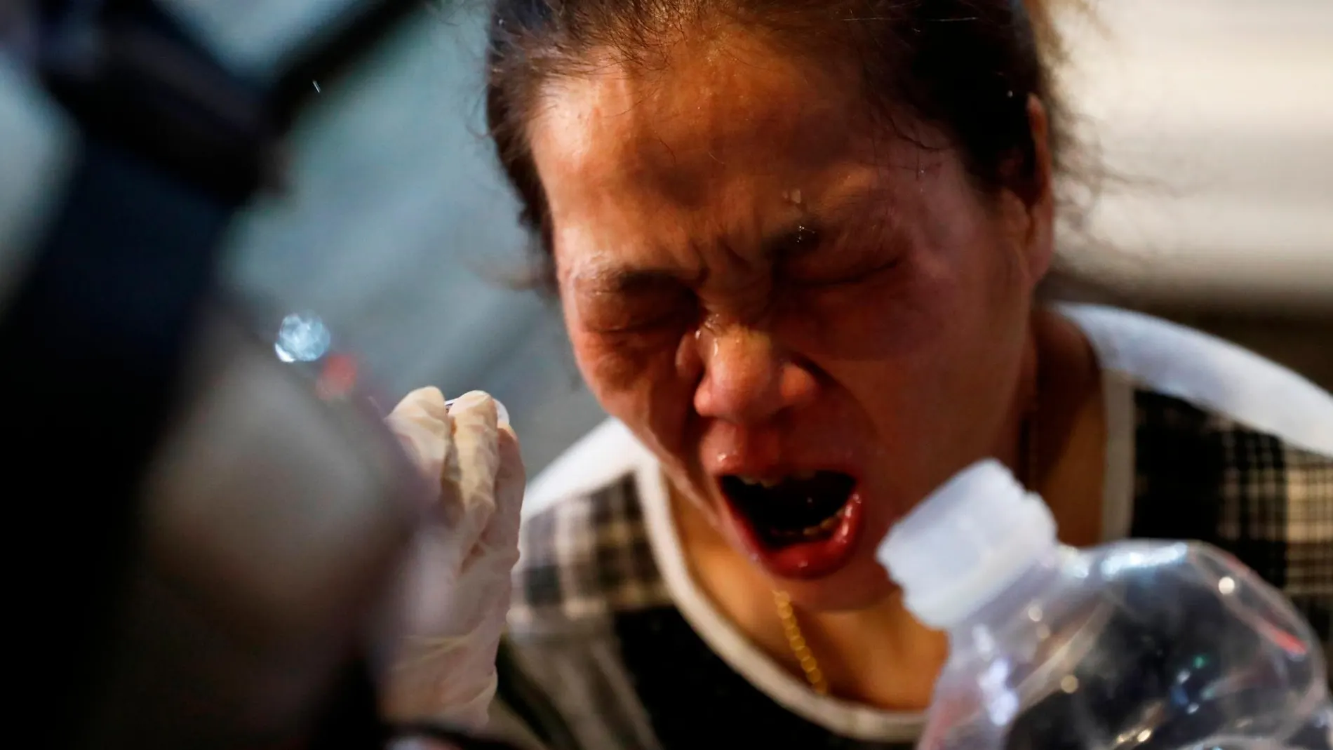 Una mujer sufre los efectos de los gases locrimógenes durante una manifestación en Hong Kong/Reuters
