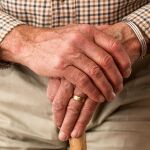 Reducir los efectos dañinos de la soledad no deseada en los mayores