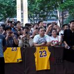 Aficionados chinos en Shanghái, a las puertas del hotel donde se alojan Los Angeles Lakers