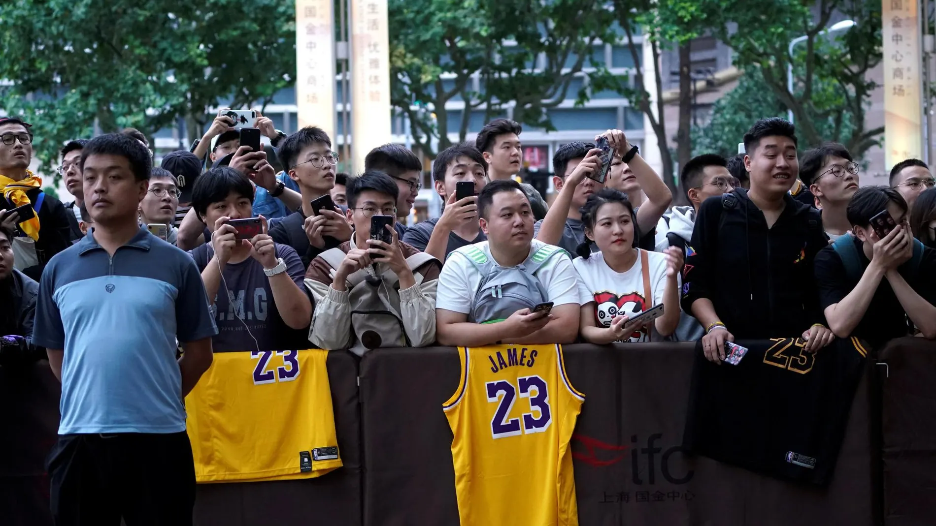 Aficionados chinos en Shanghái, a las puertas del hotel donde se alojan Los Angeles Lakers