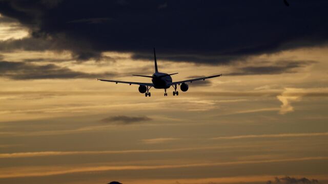 Un avión despega del aeropuerto de Bilbao
