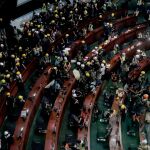 Cientos de manifestantes opositores ocupan la sede de la Asamblea Legislativa de Hong Kong / Foto: AP