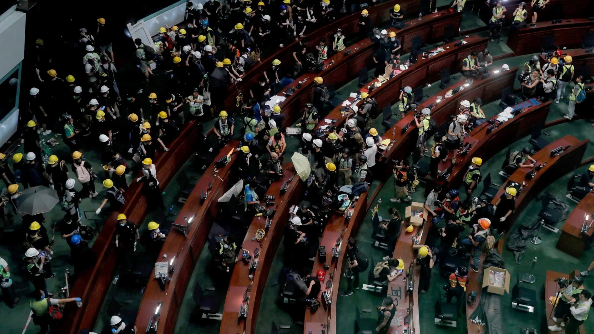 Cientos de manifestantes opositores ocupan la sede de la Asamblea Legislativa de Hong Kong / Foto: AP