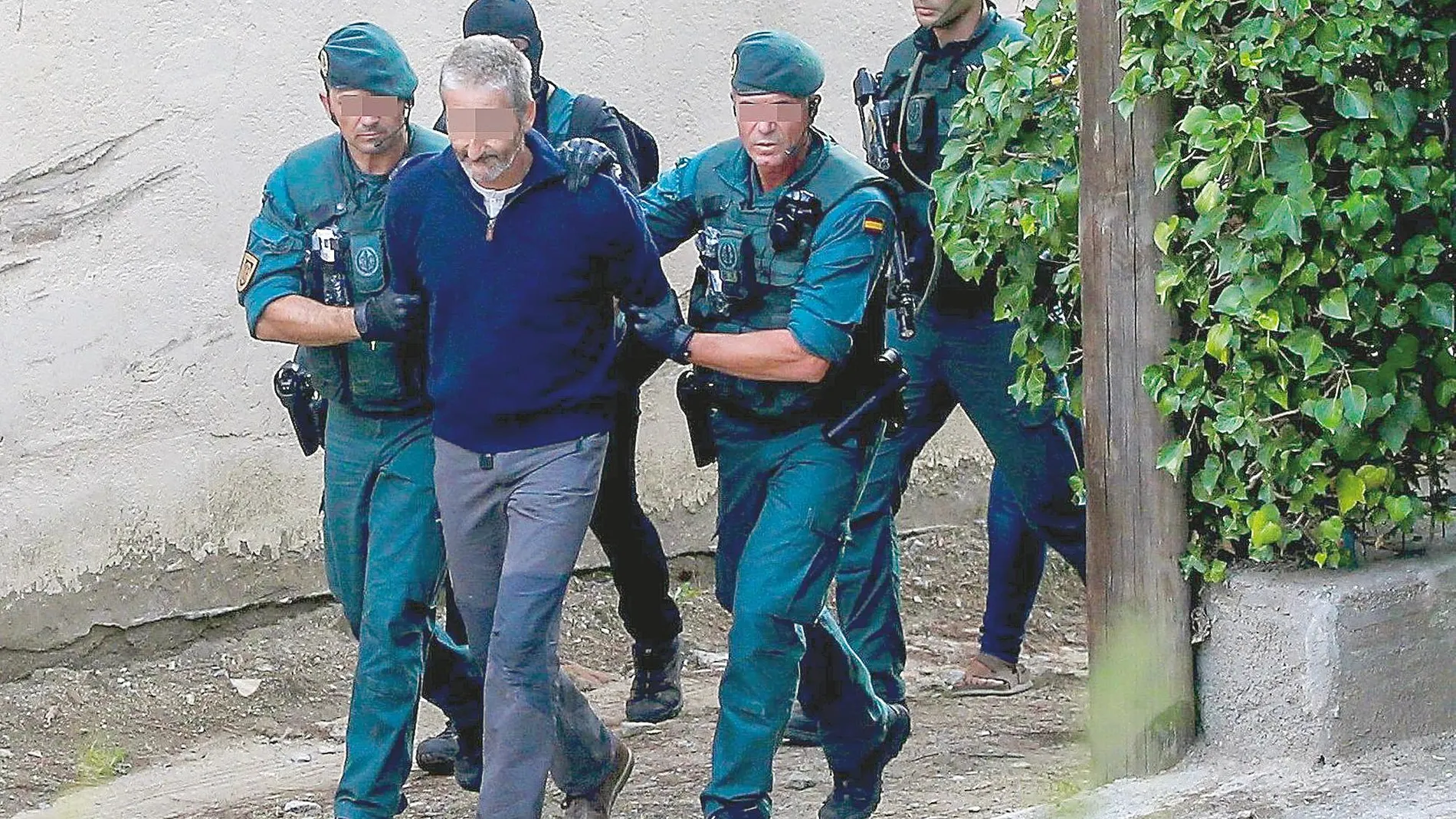 Agentes de la Guardia Civil conducen a uno de los detenidos en la operación «Judas». Foto: Jesús G. Feria