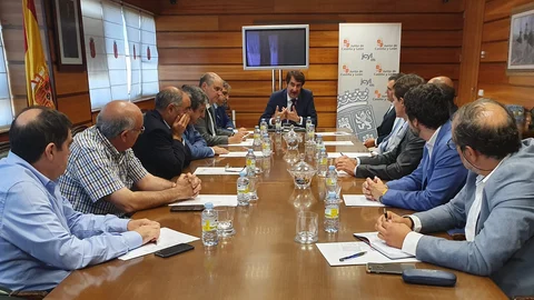 El consejero de Fomento y Medio Ambiente, Juan Carlos Suárez-Quiñones, se reúne con Fecalbús para avanzar en el nuevo modelo de transporte de viajeros por carretera