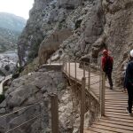 Dos personas caminan durante el recorrido por el Caminito del Rey, un sendero situado en el Paraje Natural Desfiladero de los Gaitanes / Efe