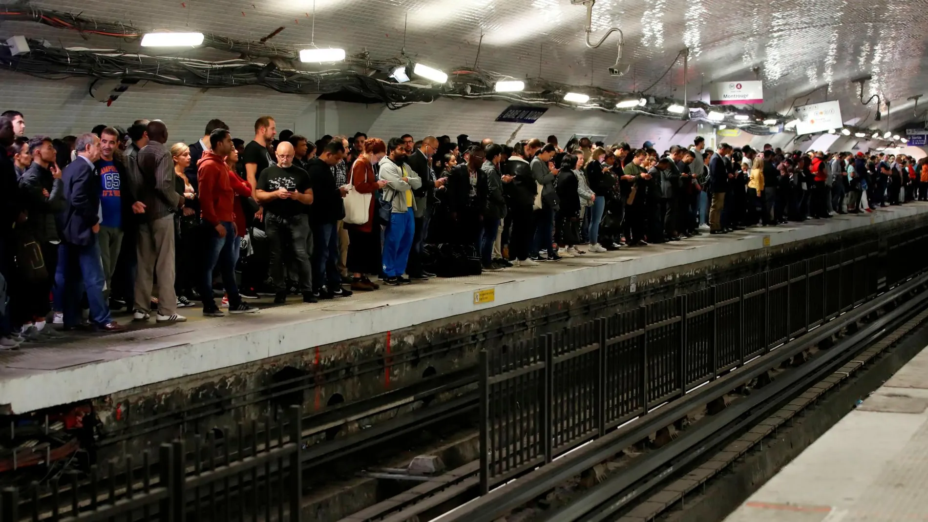 Decenas de personas esperan en la estación de Gare du Nord en un París paralizado por la huelga de transportes/ REUTERS