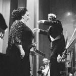 En la imagen, Leonard Bernstein mira embelesado a Caballé en la gala a beneficio del cáncer en París en 1977