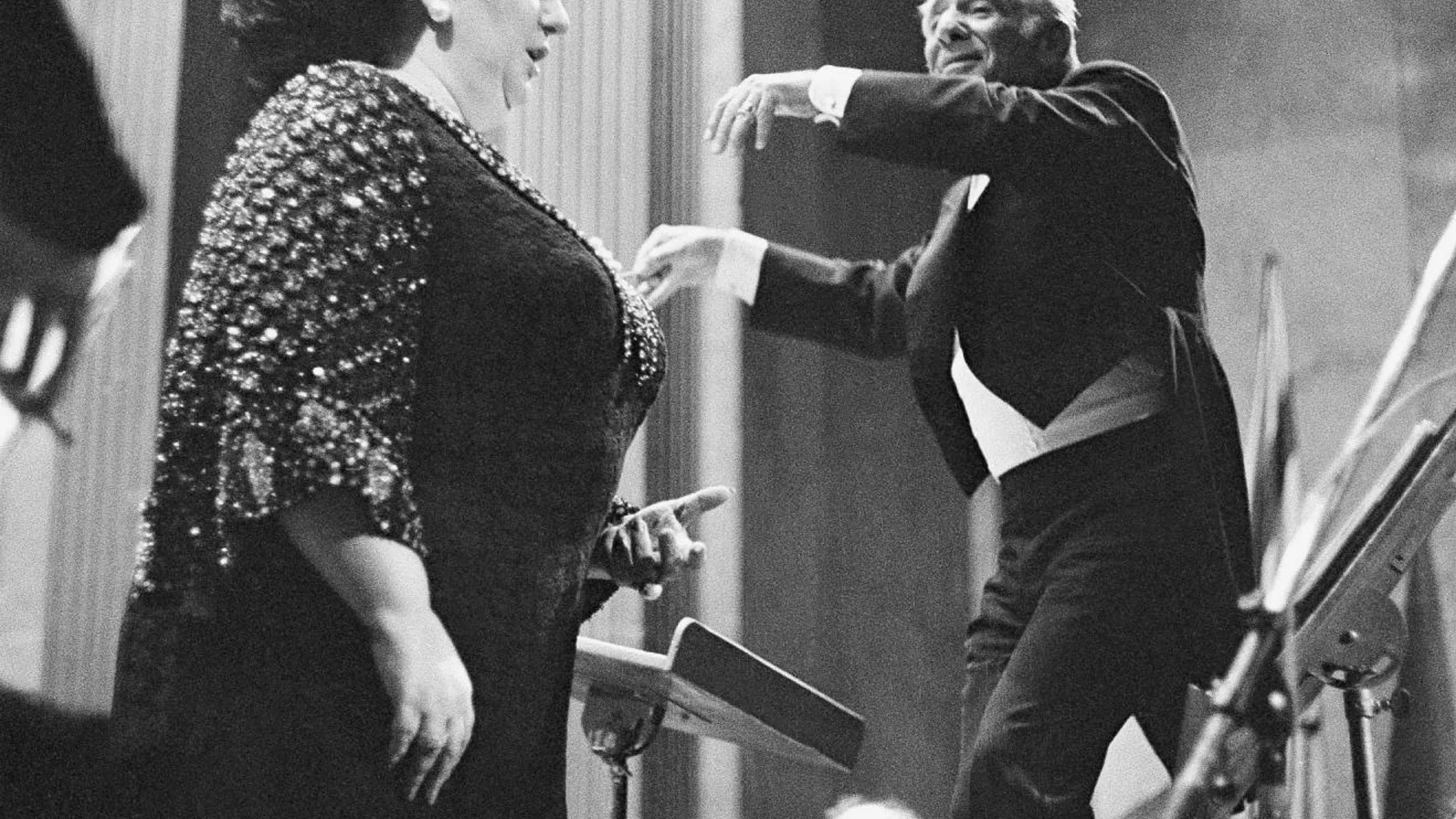 En la imagen, Leonard Bernstein mira embelesado a Caballé en la gala a beneficio del cáncer en París en 1977
