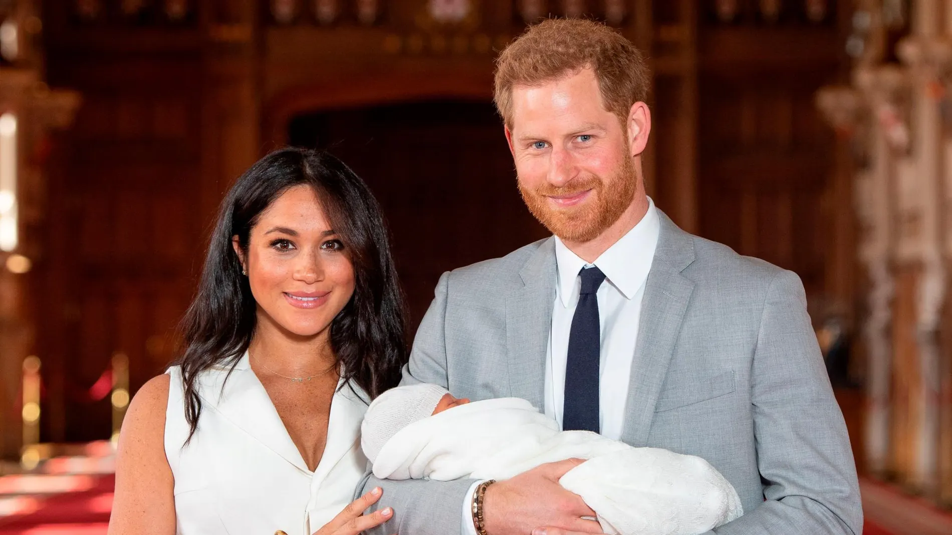 Harry y Meghan Markle, los duques de Sussex, posando con su hijo recién nacido en mayo
