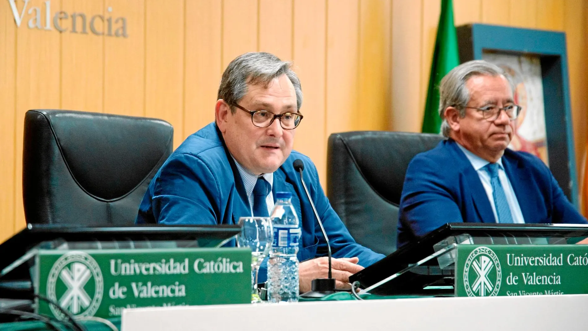 El director de LA RAZÓN junto a Vicente Garrido, catedrático de Derecho Constitucional. Foto: Kike Taberner